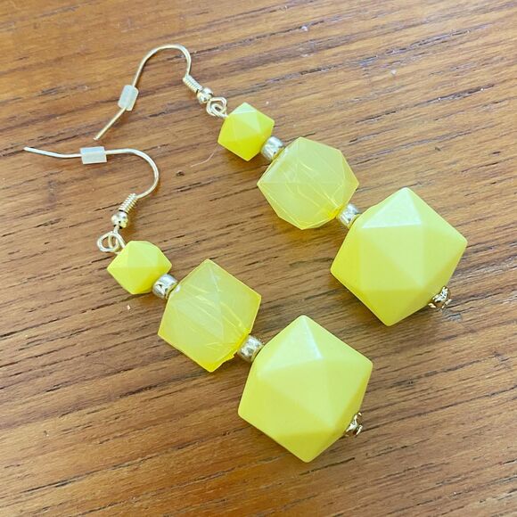 Vintage Yellow Chunky Triple Strand Bead Necklace, Bracelet and Drop Earrings - Picture 6 of 9